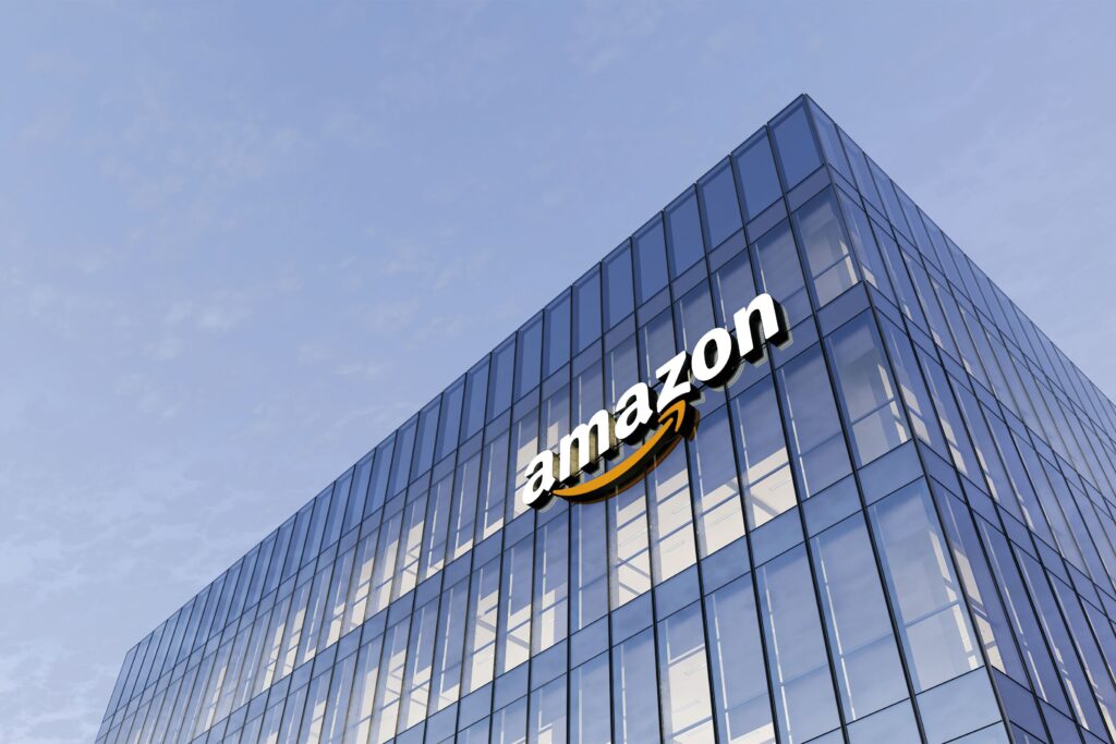 3D-CGI. Amazon Signage-Logo auf dem Glasgebäude.