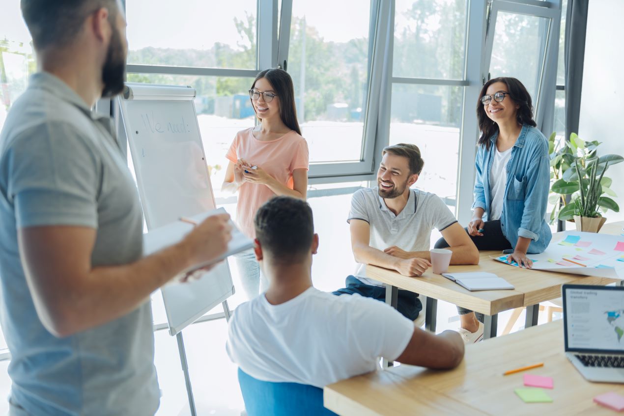 Teammeeting in einer Corporate Design Agentur – Kreative Zusammenarbeit bei der Entwicklung einer Markenstrategie