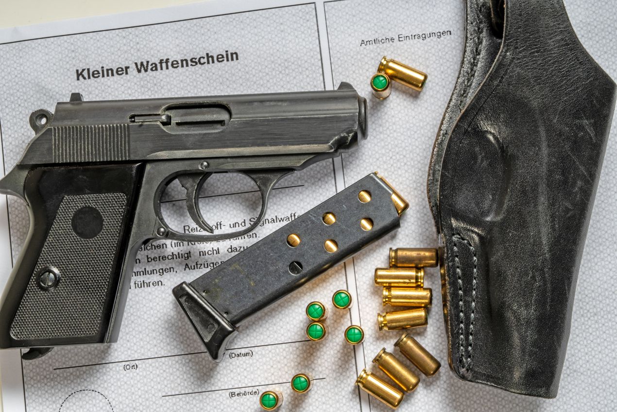 Glock 17 Schreckschusswaffe auf kleinem Waffenschein mit Magazin, Patronen und Holster