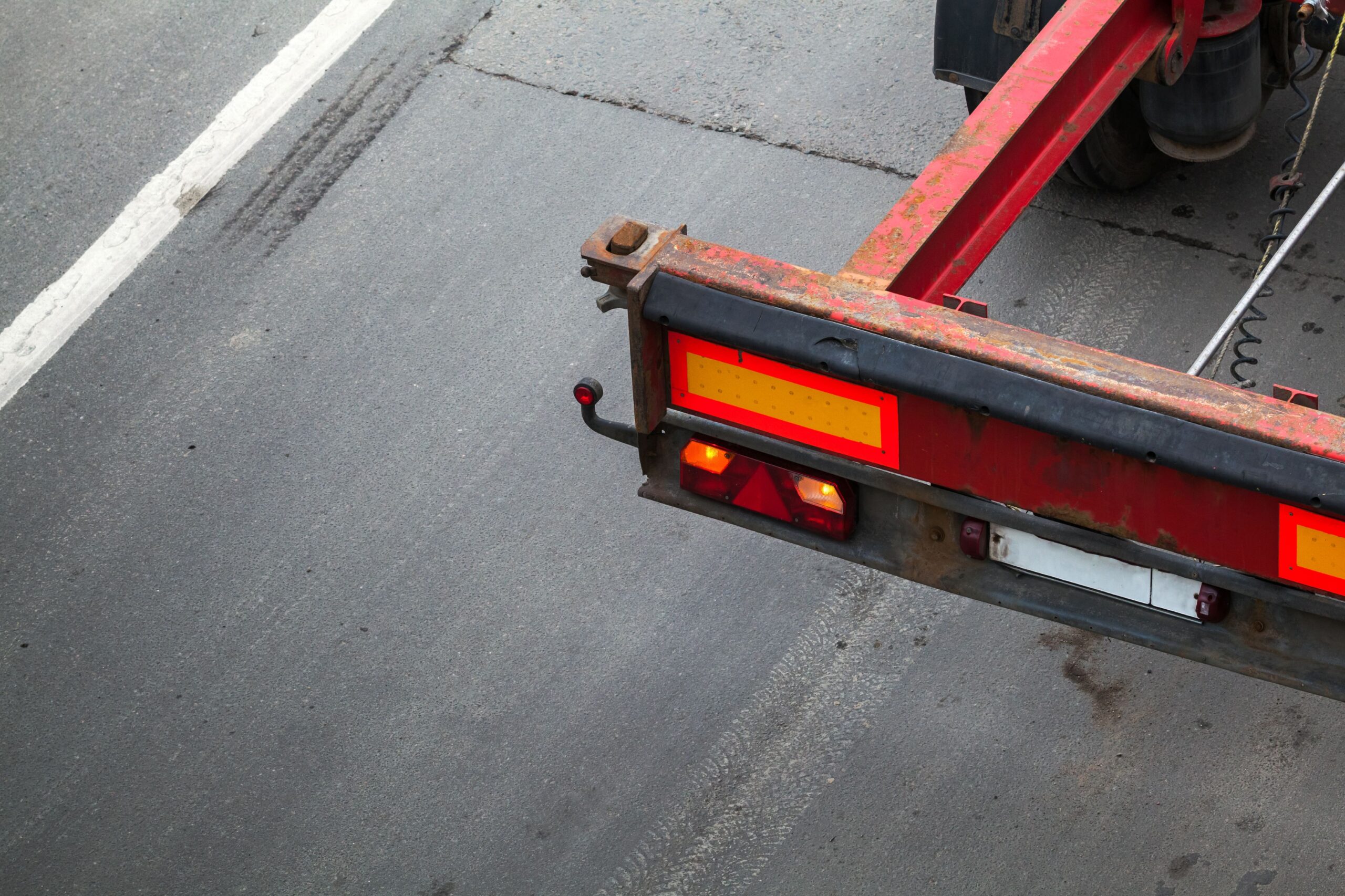 Anhänger Beleuchtung bei eingeschaltetem Rücklicht und Blinker, Detailaufnahme eines genutzten Anhängers mit sichtbaren Gebrauchsspuren