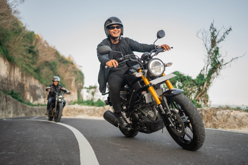 Zwei Biker unterwegs mit Schutzkleidung | Alpinestars