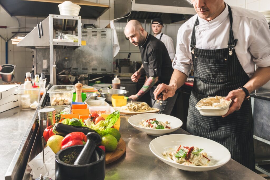 Küchenteam bereitet frische Speisen zu | Hähnchengrill