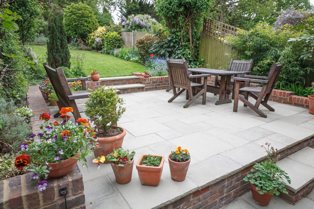 Terrasse mit Sitzmöbeln und Blumen | Outdoor Kueche kaufen