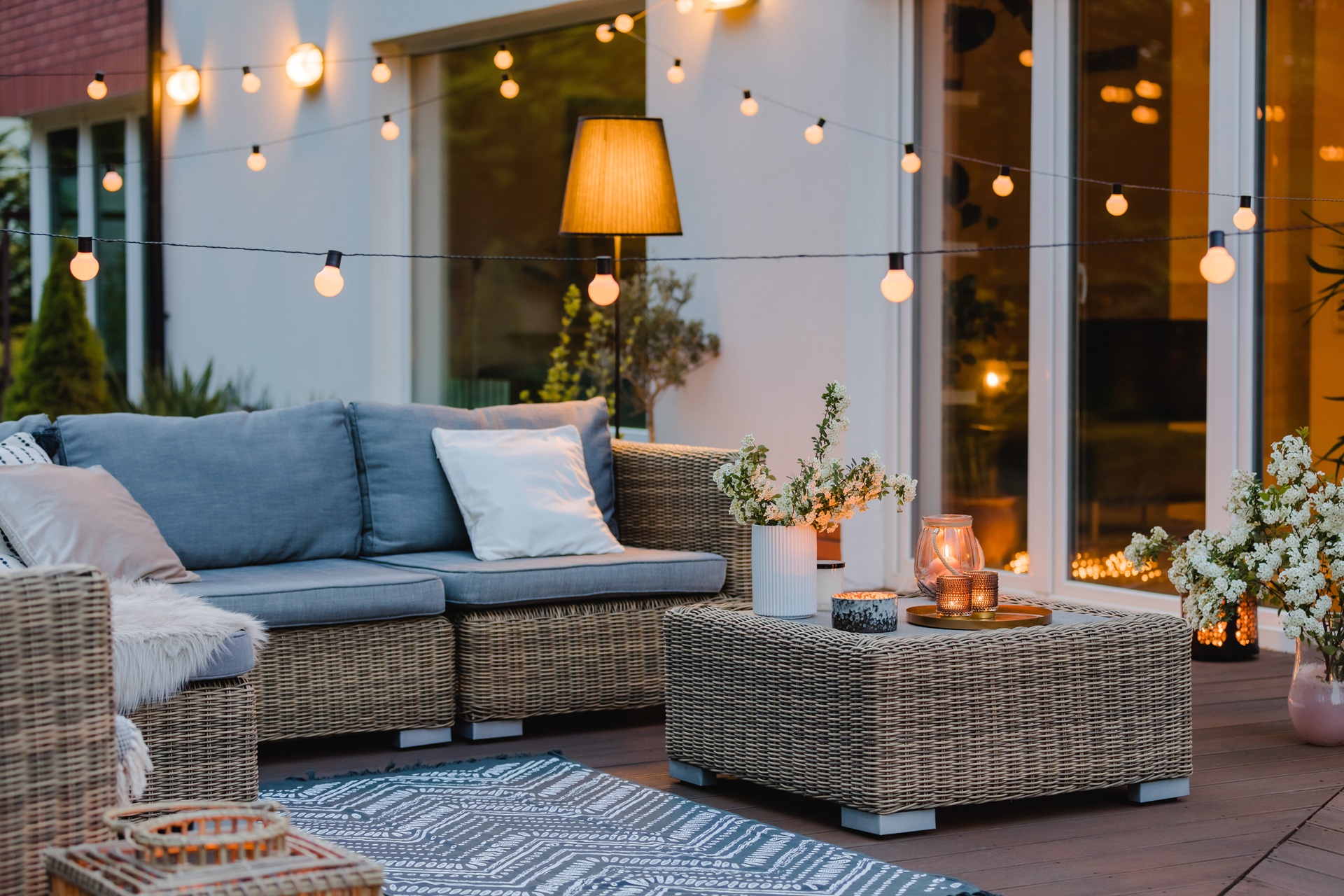 Terrassenlounge mit Lichterkette am Abend | Outdoor Küche kaufen