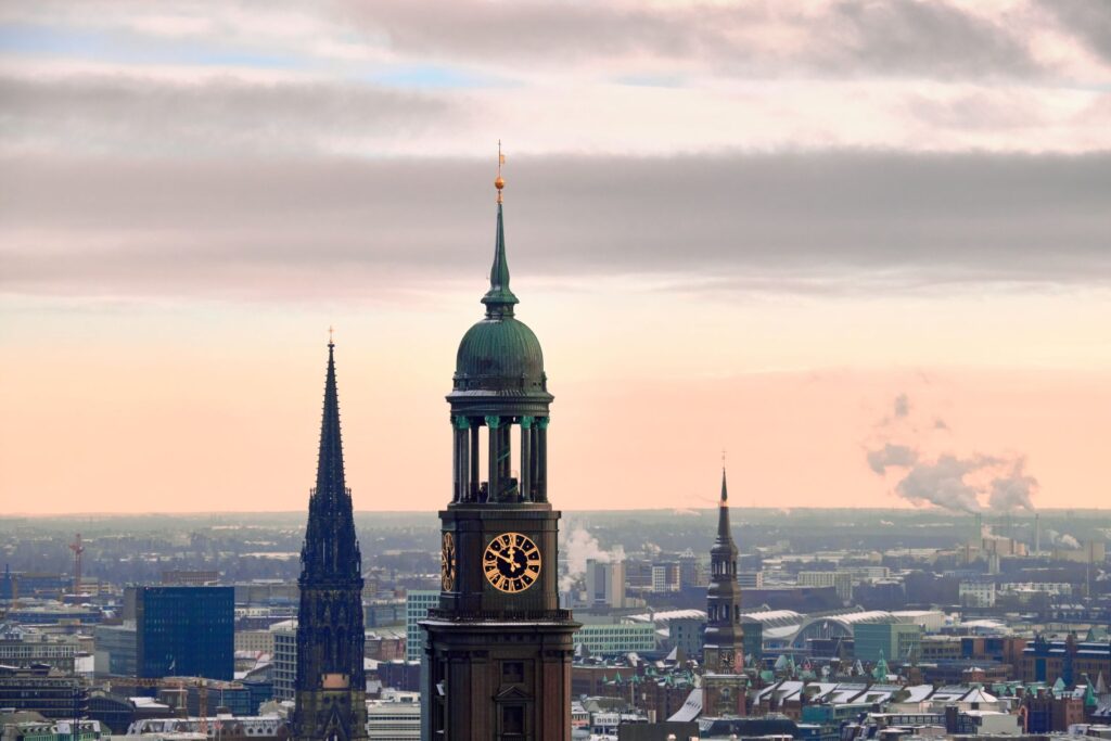Blick auf die Hamburger Skyline mit der St. Michaelis Kirche bei winterlichem Licht