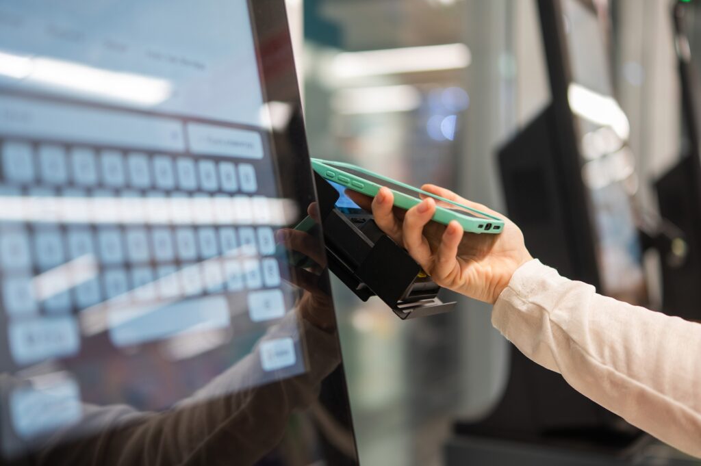 Kunde scannt Smartphone am Terminal | Elf Bar 600 kaufen