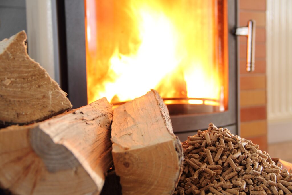 Kaminfeuer mit Holz und Pellets | Brennholz kaufen Augsburg